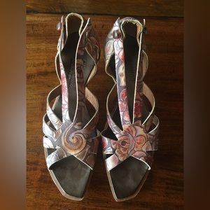 Cydwoq Trail - Embossed & Painted Leather Pumps - 38